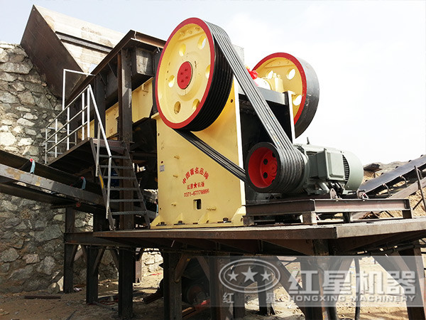 青石顎式破碎機生產(chǎn)現(xiàn)場