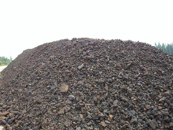 煤渣破碎選用時產(chǎn)50-80噸的錘式破碎機，能力強，價格低