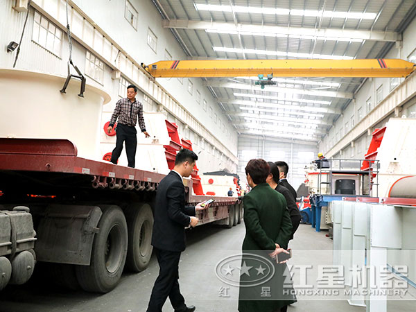 客戶參觀振動給料機(jī)