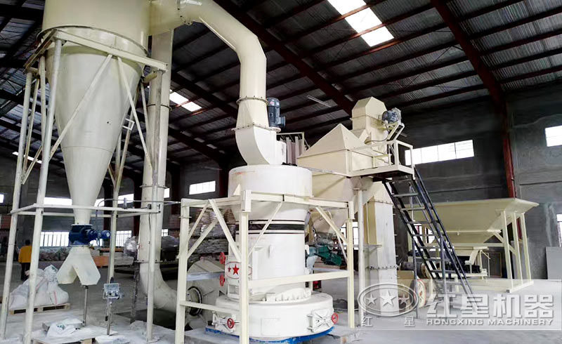 小型磨粉機(jī)作業(yè)現(xiàn)場(chǎng)