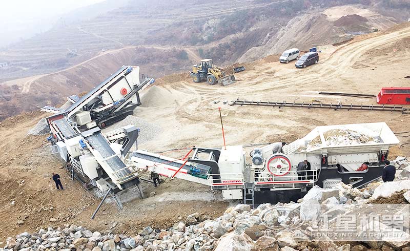 時產300噸的履帶式移動破碎站生產現(xiàn)場