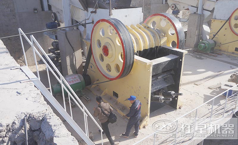 技術人員幫助用戶組建石子生產(chǎn)線現(xiàn)場