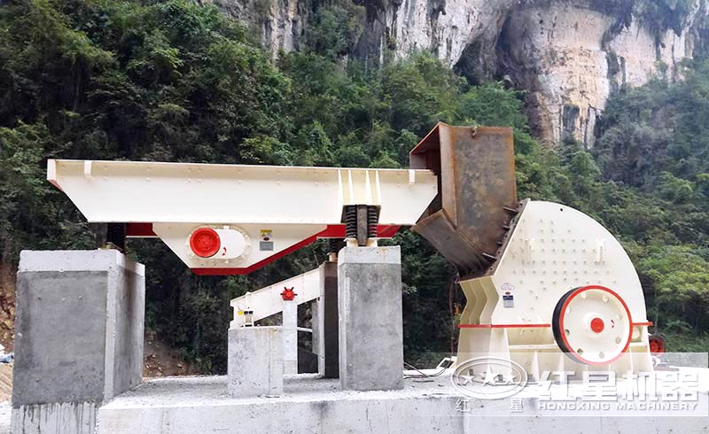 大型錘式破碎機作業(yè)現(xiàn)場