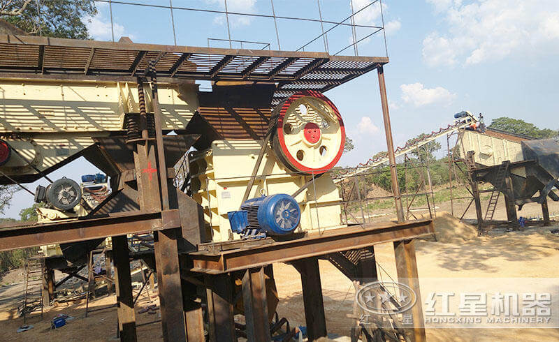 顎式破石機粉碎石灰石現(xiàn)場