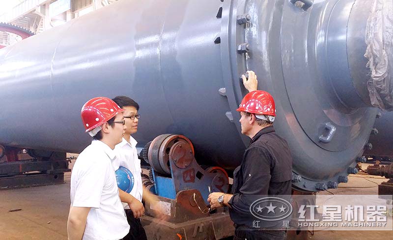 技術(shù)人員為客戶講解小型球磨機設(shè)備