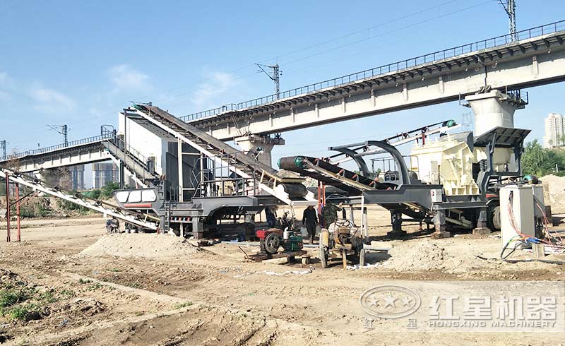 移動(dòng)式制砂生產(chǎn)線現(xiàn)場