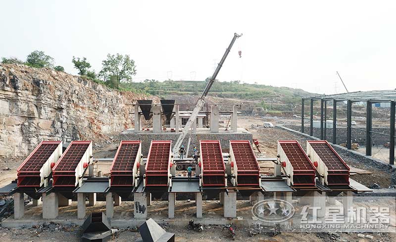 粉碎石頭生產(chǎn)線設(shè)備組建現(xiàn)場(chǎng)