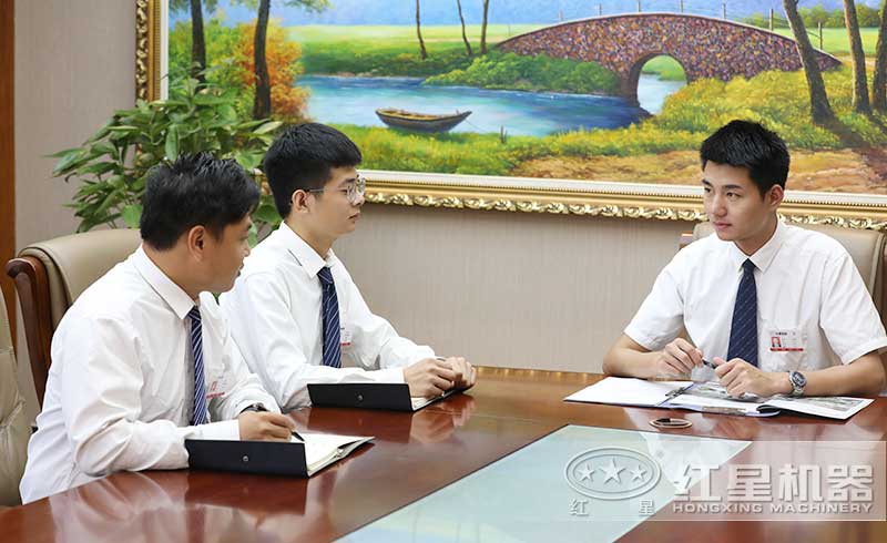 技術(shù)工程師為客戶講解設(shè)備配置